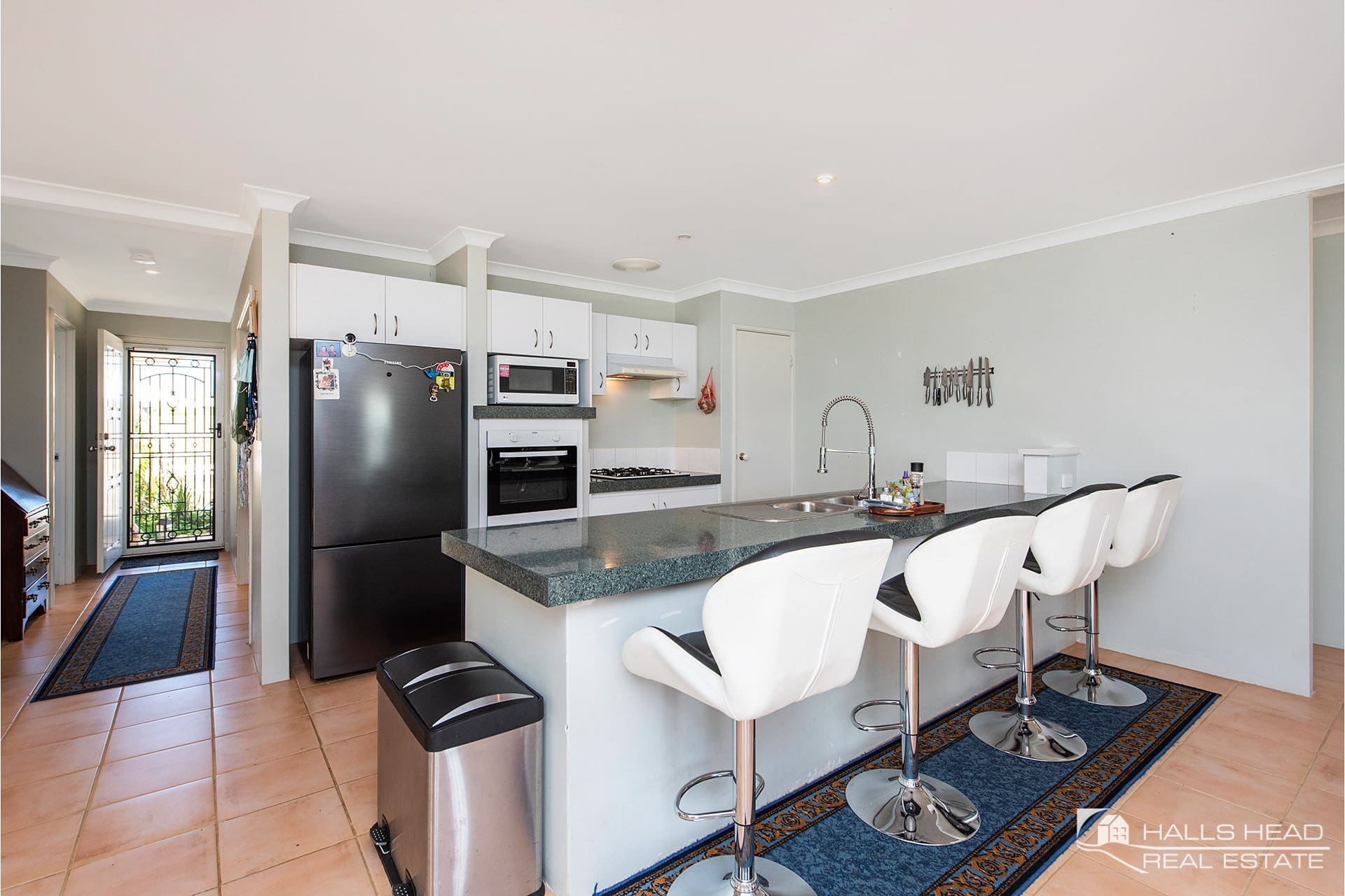 52 Mariners Cove Drive Dudley Park Kitchen breakfast bar
