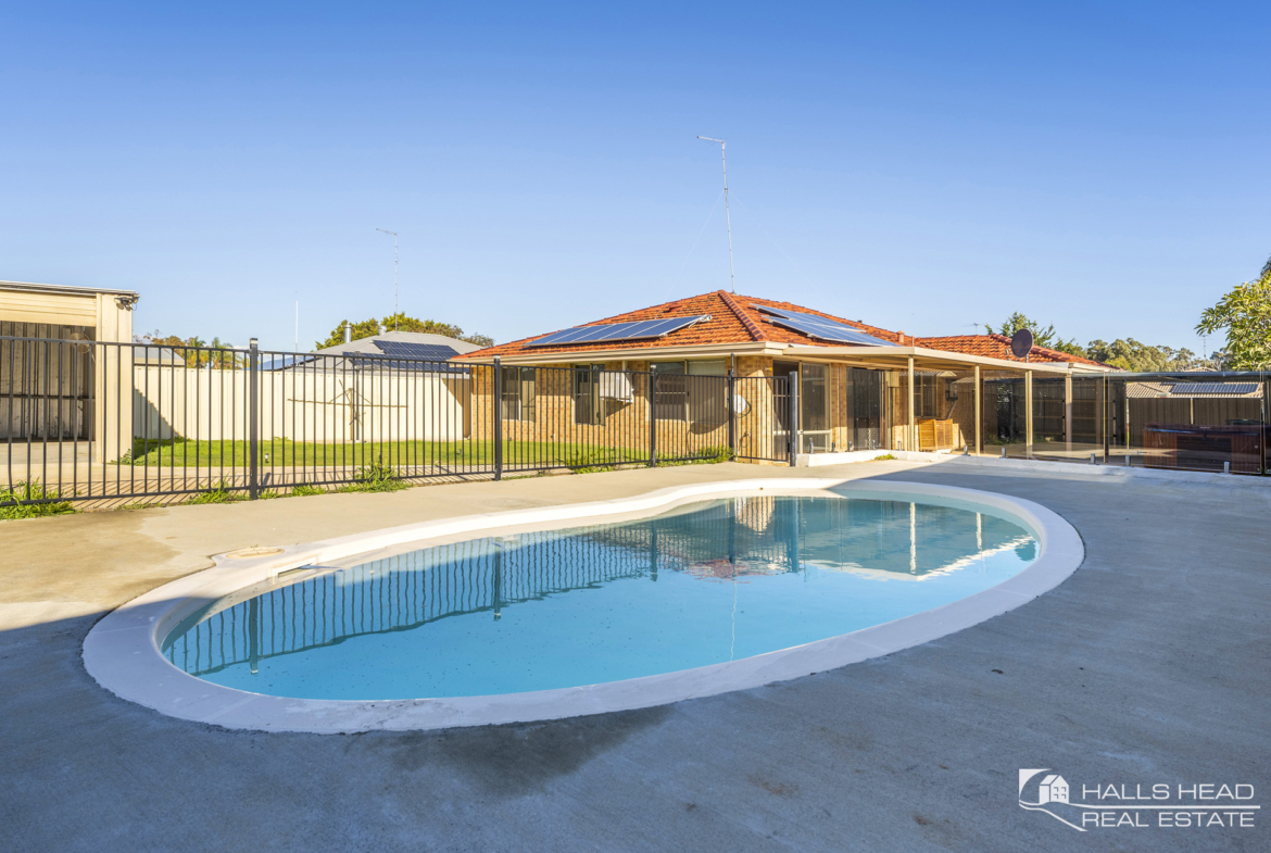 13 Kangaroo Paw Drive Greenfields Swimming Pool