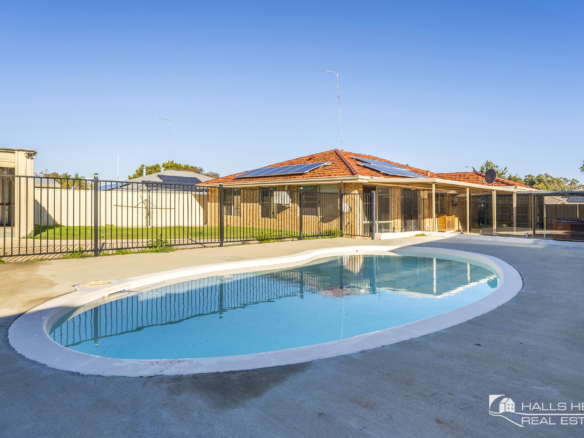 13 Kangaroo Paw Drive Greenfields Swimming Pool